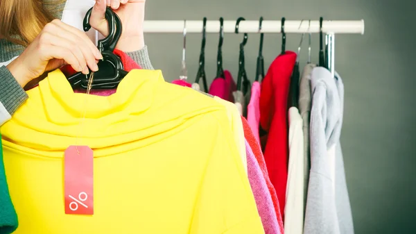 Mujer sosteniendo etiqueta de descuento — Foto de Stock