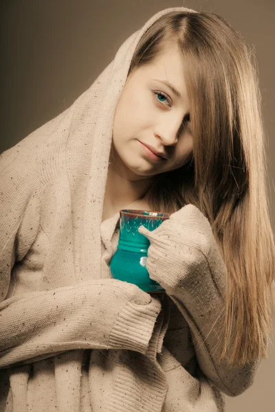 Girl holding cup — Stock Photo, Image