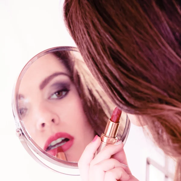 Bella donna che applica il trucco — Foto Stock