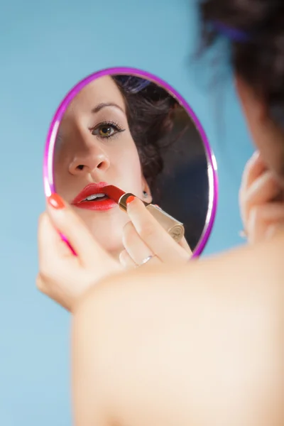 Donna che applica rossetto rosso — Foto Stock