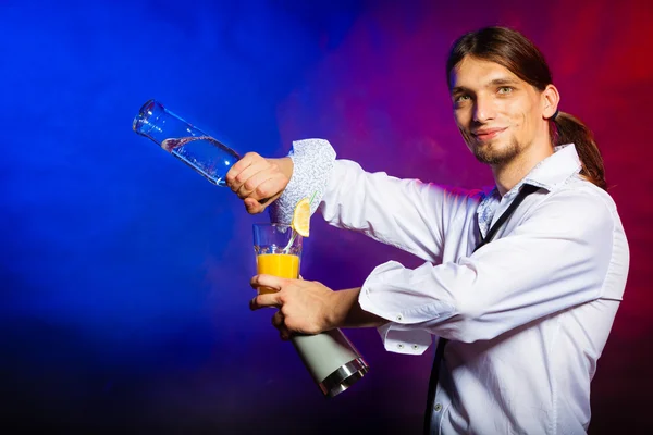 Jovem barman servindo uma bebida — Fotografia de Stock