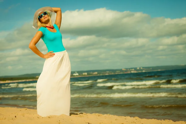 Hermosa chica rubia posando en la playa —  Fotos de Stock