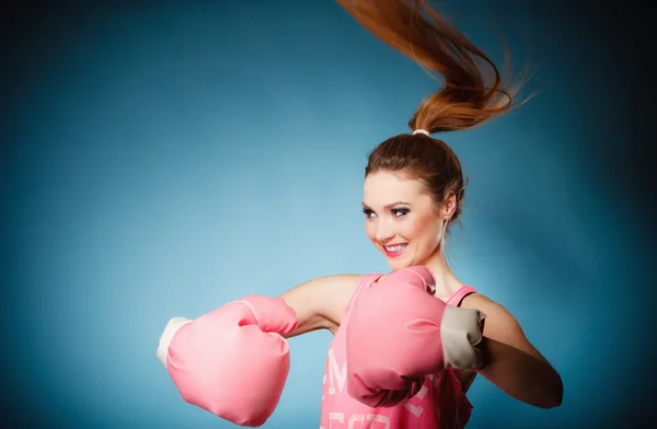 Boxer indossa grandi guanti rosa — Foto Stock