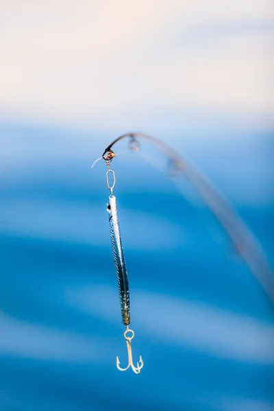 Pesca de água salgada - haste com oscilador e água do mar azul — Fotografia de Stock