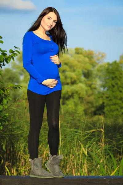 Femeie gravidă de mers pe jos — Fotografie, imagine de stoc