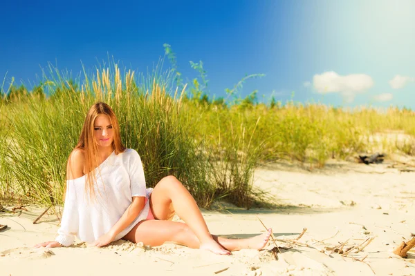 Vrouw poseren in met gras begroeide Duin — Stockfoto