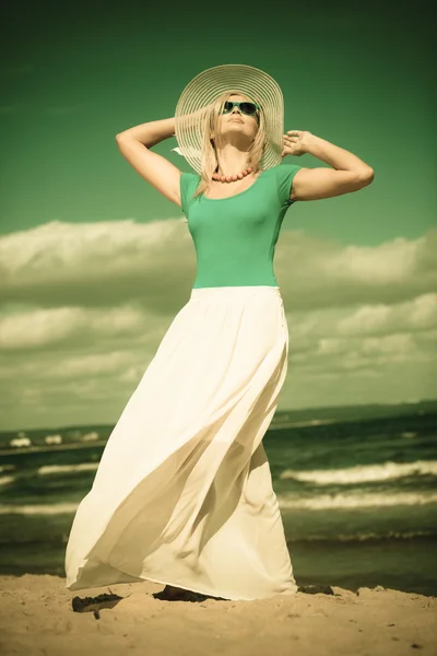 Chica en sombrero posando en la playa — Foto de Stock