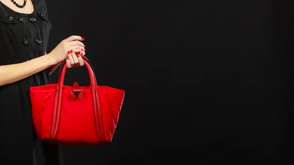 Senhora segurando bolsa vermelha — Fotografia de Stock
