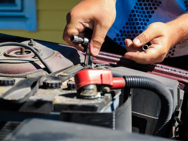 Oude batterij auto terminal in de machinekamer — Stockfoto