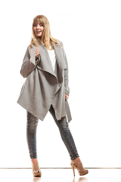 Mujer con abrigo gris posando — Foto de Stock