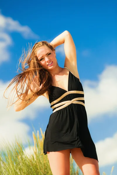 Vrouw in zwarte jurk poseren — Stockfoto