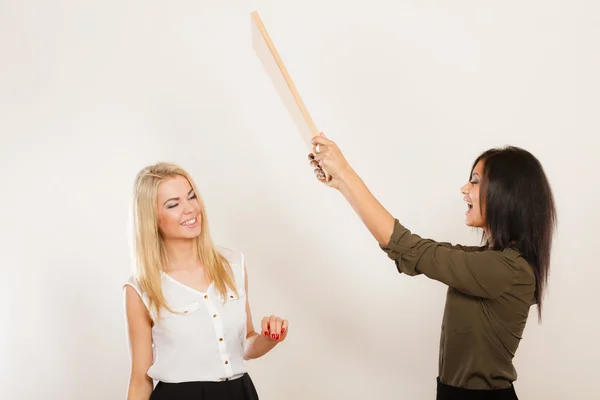 Mulheres amigas se divertindo soprando vento — Fotografia de Stock