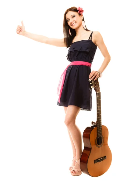 Chica con la guitarra pulgar y enganche senderismo — Foto de Stock