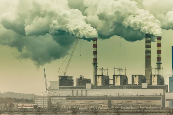 Fumée provenant de la cheminée de la centrale ou de la centrale. Industrie — Photo