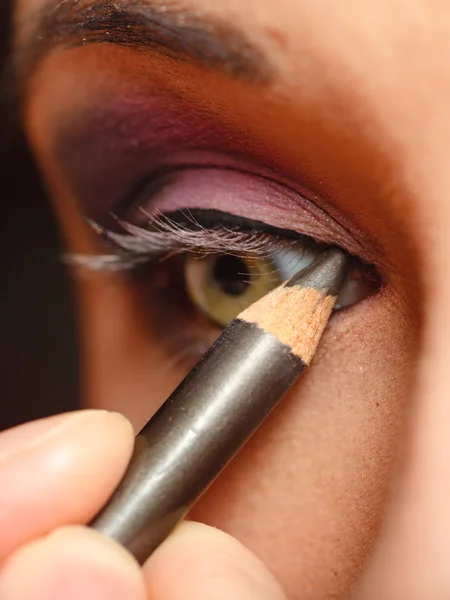 Primeros planos parte del detalle de maquillaje de la cara de la mujer . — Foto de Stock