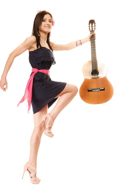 Menina segurando guitarra acústica — Fotografia de Stock