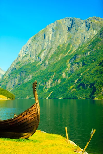旅游业和旅行。山和在挪威峡湾. — 图库照片