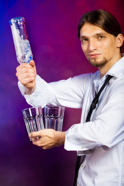 Barkeeper schenkt einen Drink ein — Stockfoto