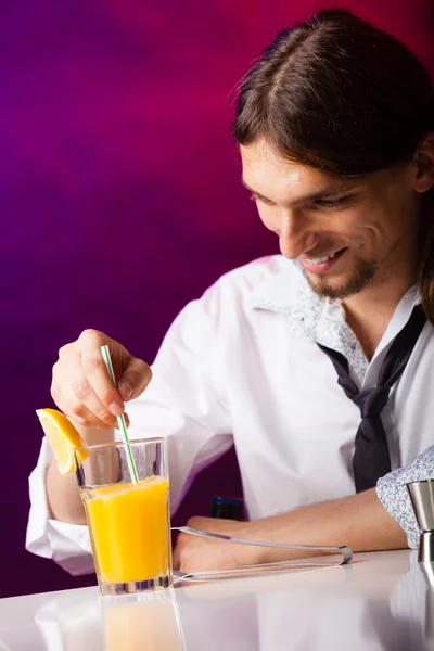 Bartender preparing cocktail drink — Stock Photo, Image