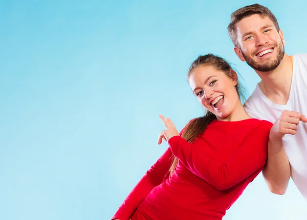 Sportliches junges Paar posiert — Stockfoto