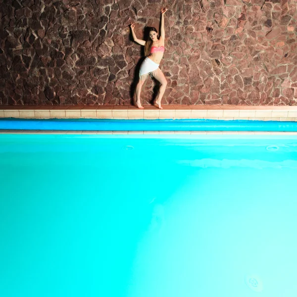 Donna in piedi sul bordo della piscina — Foto Stock