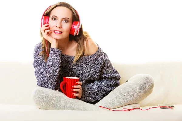 Frau hört Musik — Stockfoto