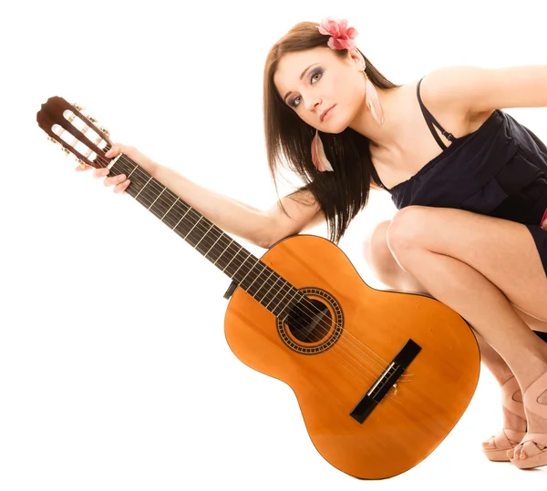 Chica sosteniendo la guitarra acústica — Foto de Stock