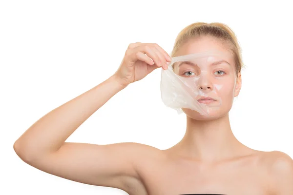 Donna rimozione peeling facciale off maschera — Foto Stock