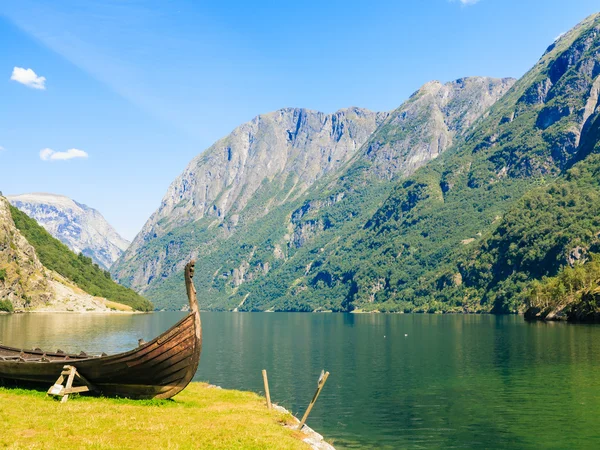 Turistika a cestování. hory a fjord v Norsku. — Stock fotografie