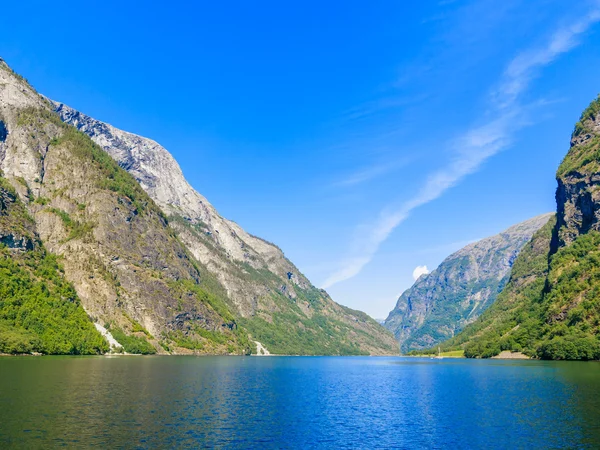 Turistika a cestování. hory a fjord v Norsku. — Stock fotografie