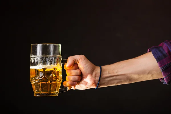 Mão masculina segurando caneca de cerveja — Fotografia de Stock