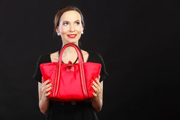 Mujer sosteniendo bolso rojo —  Fotos de Stock