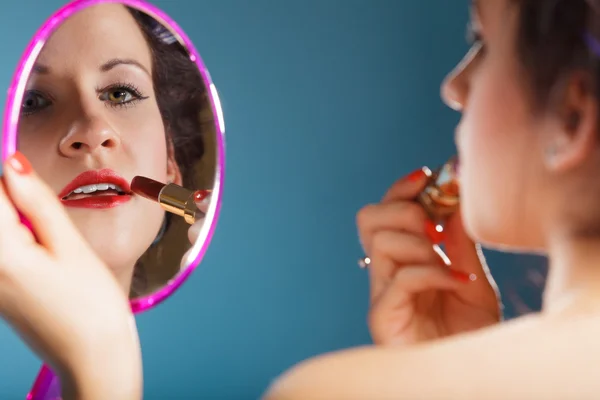 Girl applying red lipstick — Stock Photo, Image