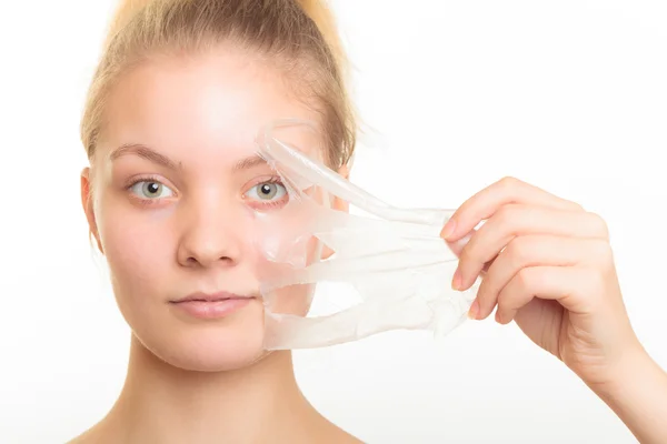 Meisje verwijderen masker — Stockfoto