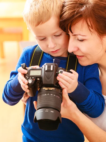 Мать и ребенок играют с фотоаппаратом — стоковое фото