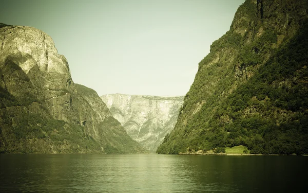 Tourism and travel. Mountains and fjord in Norway. — Stock Photo, Image