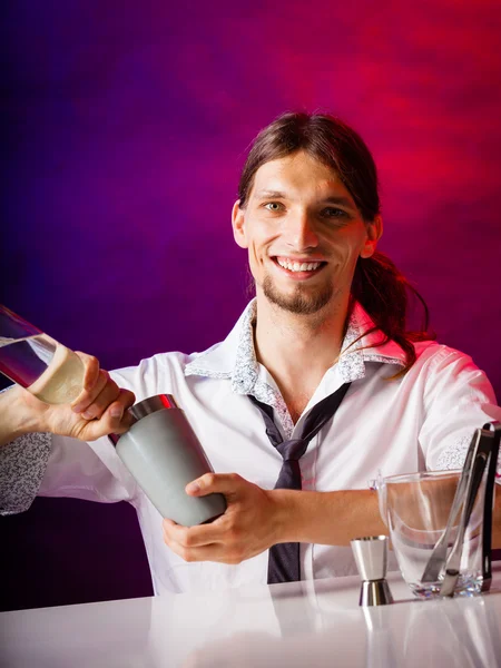 Homem preparando coquetel de álcool — Fotografia de Stock