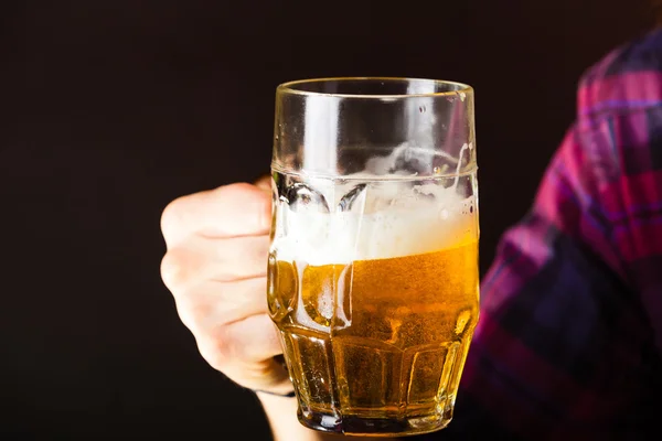 Male hand holding mug of beer — Stock Photo, Image