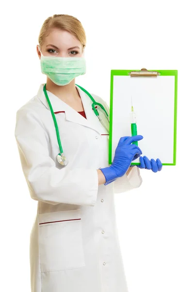 Mujer doctora o enfermera con jeringa aislada — Foto de Stock