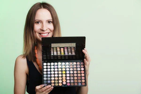 Mulher segurando paleta de maquiagem — Fotografia de Stock