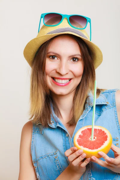 Menina segurando toranja — Fotografia de Stock