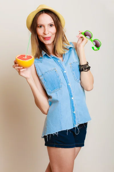 Flicka anläggning grapefrukt — Stockfoto