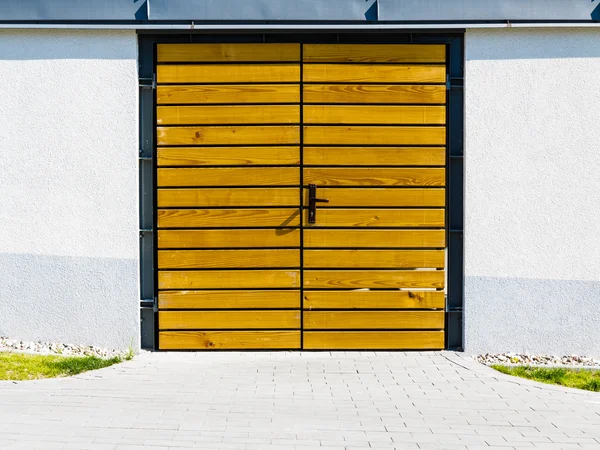 外面的黄色木门. — 图库照片