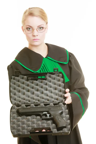 Anwältin mit Waffe. — Stockfoto