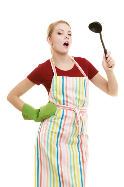 Huisvrouw in keuken schort houden pollepel — Stockfoto