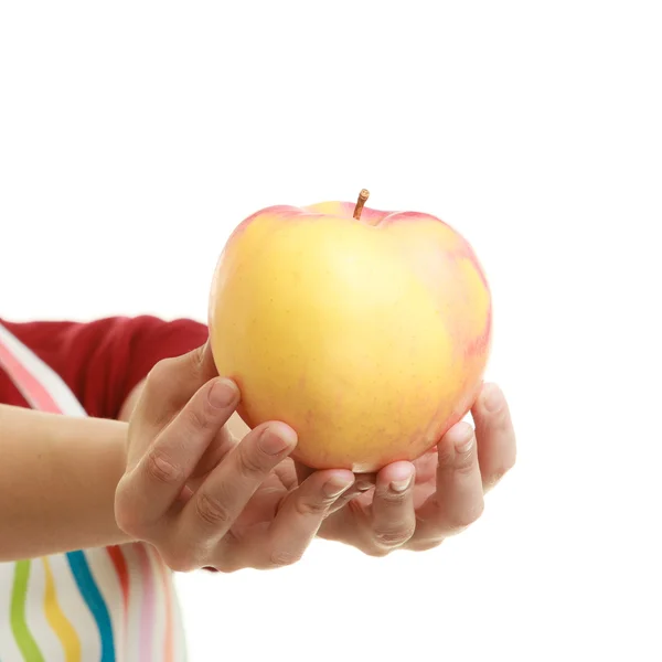 Hausfrau bietet Apfel an — Stockfoto