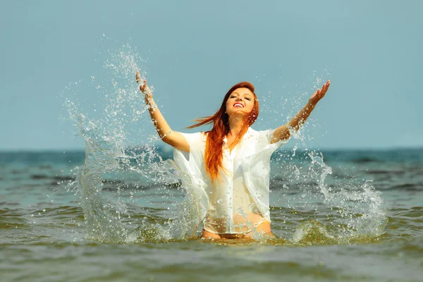Girl splashing water — Stock Photo, Image