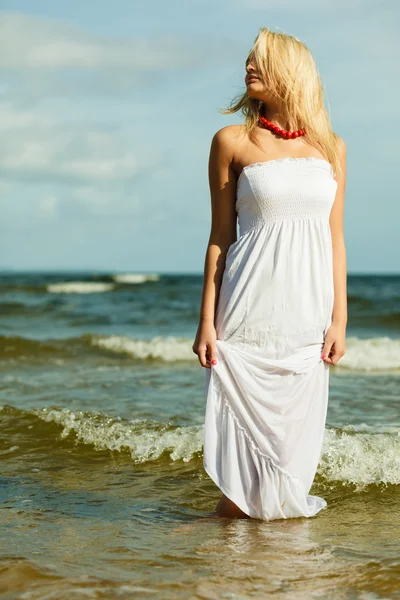 Dziewczyna w białej sukni pozowanie — Zdjęcie stockowe