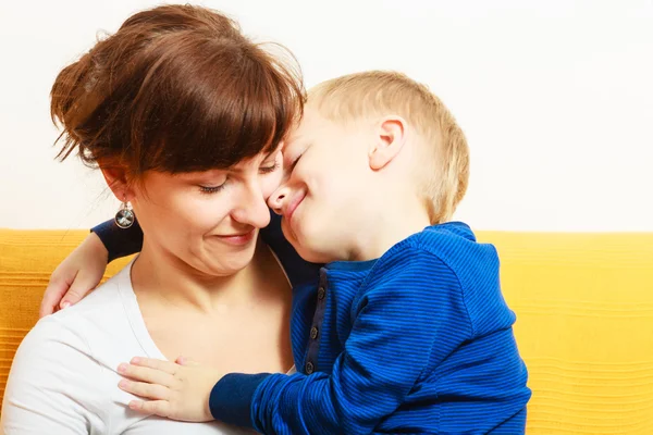 Sohn umarmt seine Mutter — Stockfoto