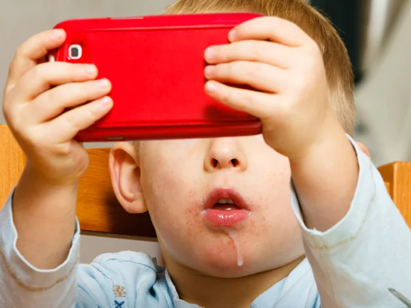 Jongen spelen met mobiele telefoon — Stockfoto